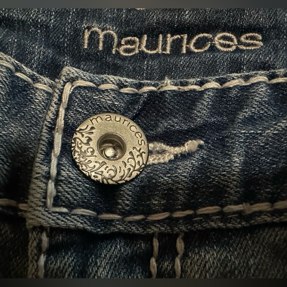 Maurices 5/6 Distressed Medium Blue Wash Denim Embroidered Pocket Women's Shorts - Picture 9 of 9